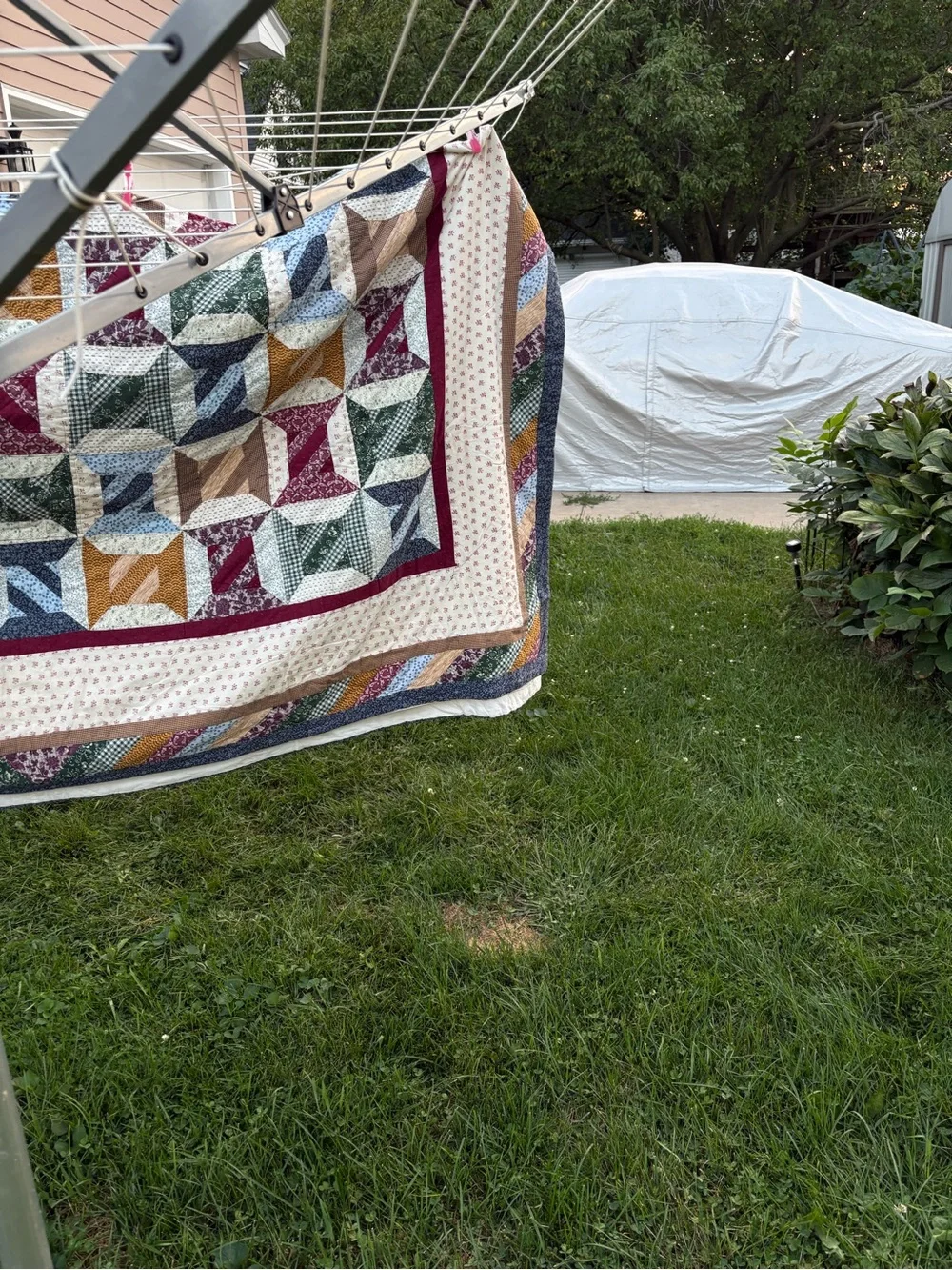 Vintage-Inspired Patchwork Quilt Spool Design